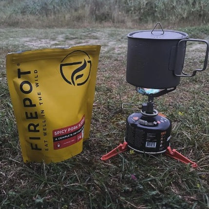 Firepot krydret svinekød med nudler turmad miljø 